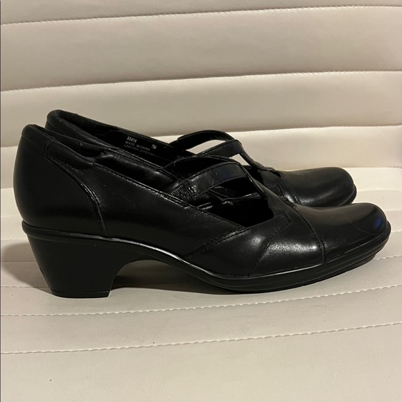 Clarks Women's Black Flats - Picture 5 of 9